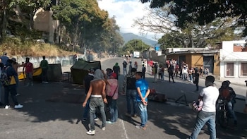 Los manifestantes montaron barricadas ante