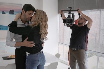 Natalia Denegri en la grabación junto a Juan David Galindo