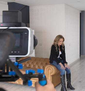 Natalia Denegri en la grabación del corto en Colonbia