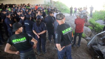 La policía rastrilla el arroyo