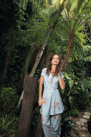 Kimono cruzado y pantalón ancho