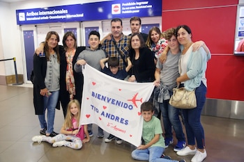 El reencuentro de Andrés con su familia se dio gracias al concurso “Donde tus emociones vuelan”, de Aeropuertos Argentina 2000.