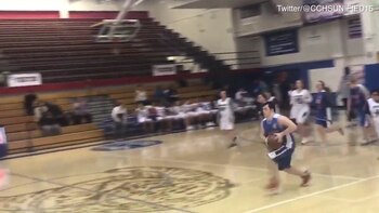 El joven logró encestar casi