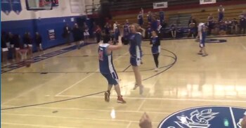 Después de anotar, Reagan salta