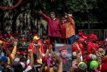 El presidente Nicolás Maduro saluda