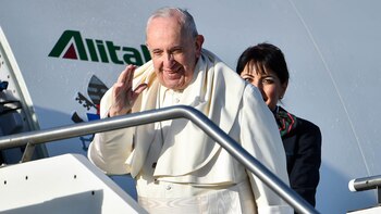 El papa Francisco partió rumbo