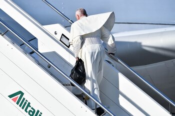 El Papa sube al avión