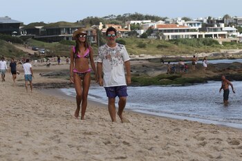 Lautaro Mauro, esposo de Agustina Casanova con short violeta estampado (GM Press)