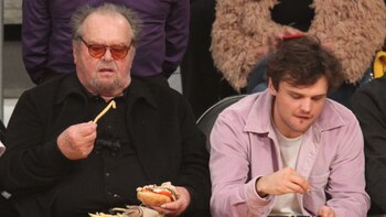 Vestido todo de negro, la