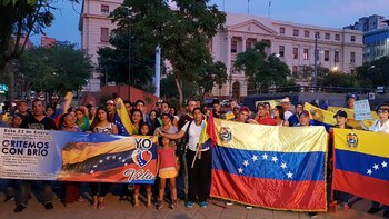 "Fuera Nicolás, arriba Guaidó": cientos