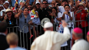 El Papa saluda a los