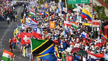 Miles de jóvenes peregrinos recibieron