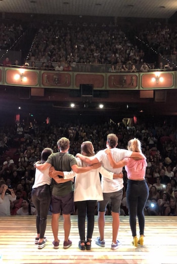 Los actores saludando al publicó