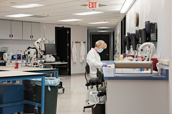 Un científico forense trabajando en