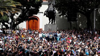 Guaidó hablando frente a sus