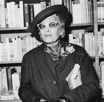 Victoria Ocampo firmando libros en