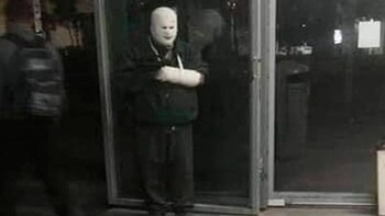 El hombre se lamenta en