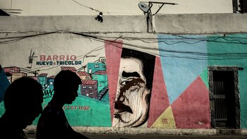Un mural desfigurado de Nicolás Maduro en Caracas, Venezuela, el 24 de enero de 2019. Aunque el alto mando militar venezolano ha jurado públicamente su lealtad a Maduro, las entrevistas con oficiales en servicio y retirados ofrecen una imagen más complicada. (Foto: Meridith Kohut/The New York Times)
