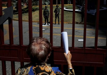 Otra mujer tratar de dialogar