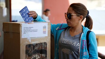 Una mujer vota en las