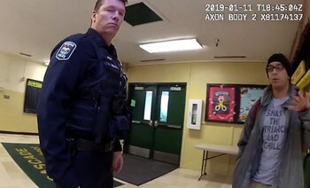 Landeros junto al policía que