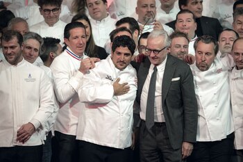 El 21 de enero, Colagreco recibió su tercera estrella Michelin. En la foto lo abraza Alain Ducasse, con quien trabajó en Plaza Athénée de París.