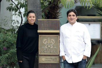 Mauro con su mujer, Julia, en la entrada de Mirazur. Su restaurante tiene una bellísima vista del Mediterráneo.