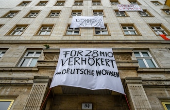 Carteles de protesta sobre uno