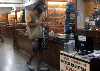 Pereg intentó comprar un arma