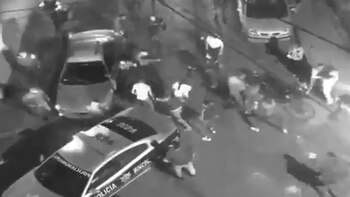 Uno de los policías desenfundó