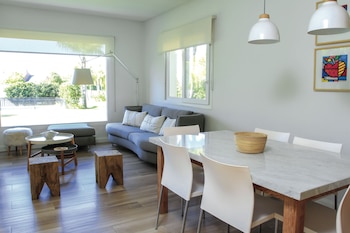 Mesa con tapa laqueada