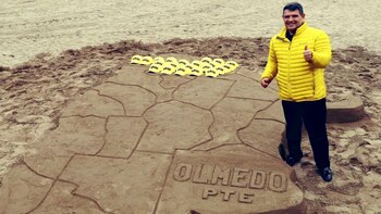 Alfredo Olmedo junto al trabajo