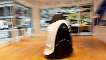 Los robots de seguridad Knightscope han sido atacados por humanos (The New York Times)