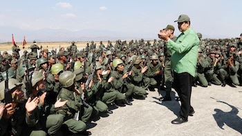 Nicolás Maduro junto a militares