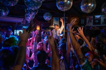 Cucho agitando a los bailarines