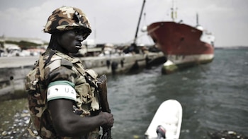 Un soldado de la AMISOM custodia el puerto de Mogadiscio, en Somalia, en el que Turquía ha hecho pie con inversiones y una base militar. Foto: AFP.