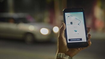El servicio de Uber es uno de los que ha generado más controversia al competir sin enmarcarse en los marcos que regulan las licencias de taxis y remise. Foto: Fernando Calzada/DEF.