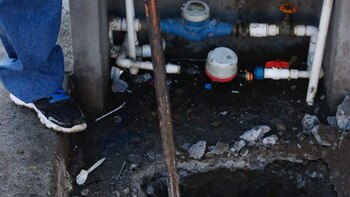 Trabajadores municipales excavan en busca