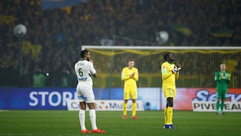 Los futbolistas aplauden en la