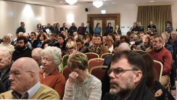 Miembros del público escucharon a