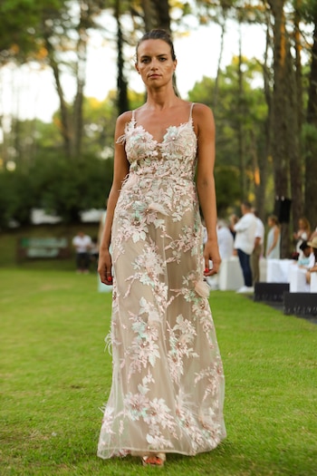 Diseño con flores bordadas y