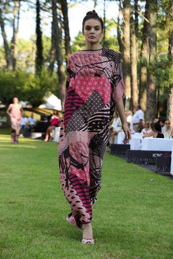 Maxivestido con zapatos de Josefina