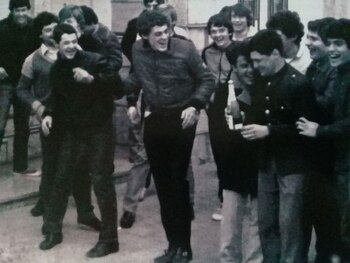 Los amigos de Gabriel sonríen