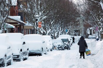 Una mujer camina por una