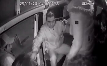 Uno de los hombres le