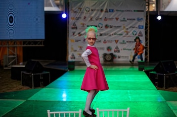 Shirlyne, de 7 años, debuta en la pasarela antes del comienzo del concurso (Foto: Ben Curtis/AP)