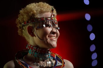 La concursante de Kenya, Lucianah Nyawira, 21, vista un disfraz tradicional mientras ella desfila (Foto: Ben Curtis/AP)