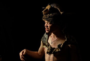 Un concursante viste un disfraz tradicional que incluye pieles de animales y un hueso (Foto: Ben Curtis/AP)