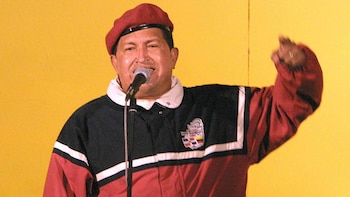 Hugo Chavez en abril de 2002, días antes del golpe que trató de derrocarlo (AFP PHOTO/Juan BARRETO)