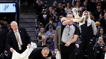 Los fanáticos de San Antonio Spurs pidieron por la presencia de Manu Ginóbili para alejar a los murciélagos (AP)